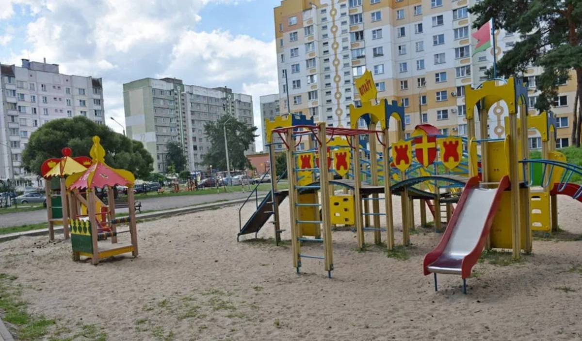 двор по улице Давыдовской игровая площадка