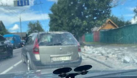 В Гомеле на дорогу выпал поддон с плиткой и затруднил движение