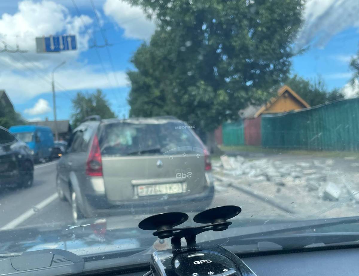 В Гомеле на дорогу выпал поддон с плиткой и затруднил движение