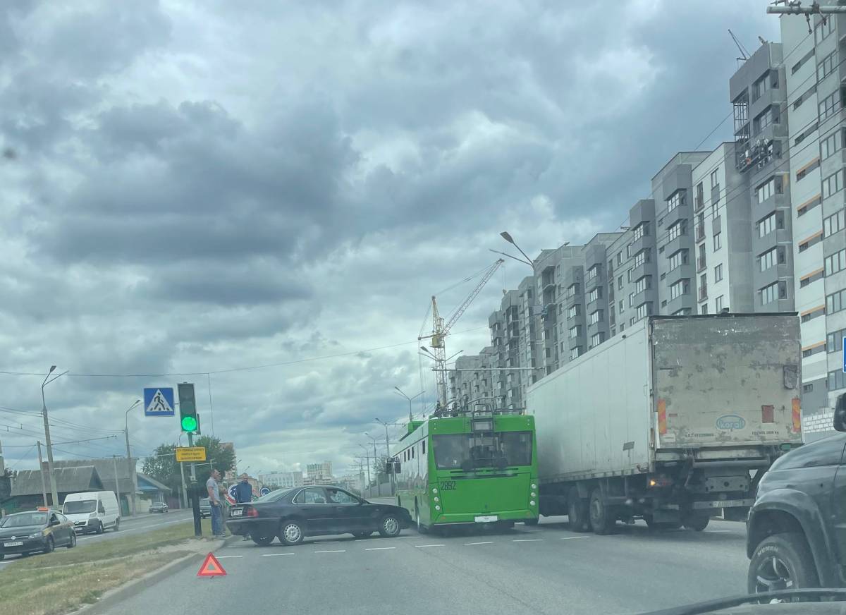 ДТП на улице Барыкина в Гомеле: машина перегородила дорогу