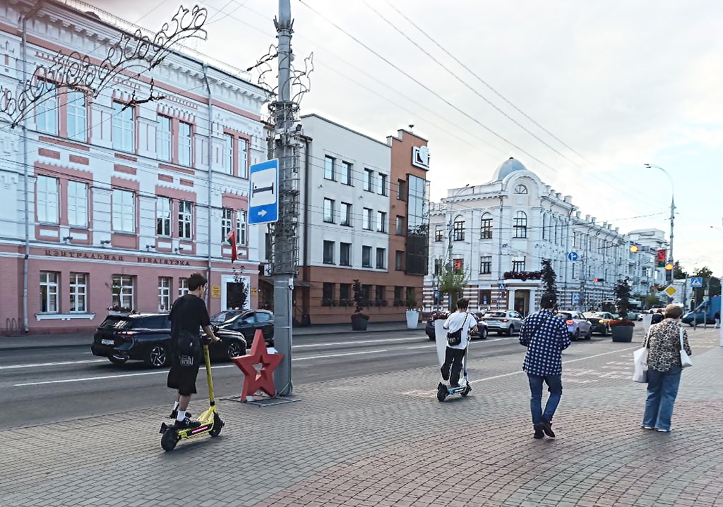 В Гомеле самокатчики мешают пешеходам