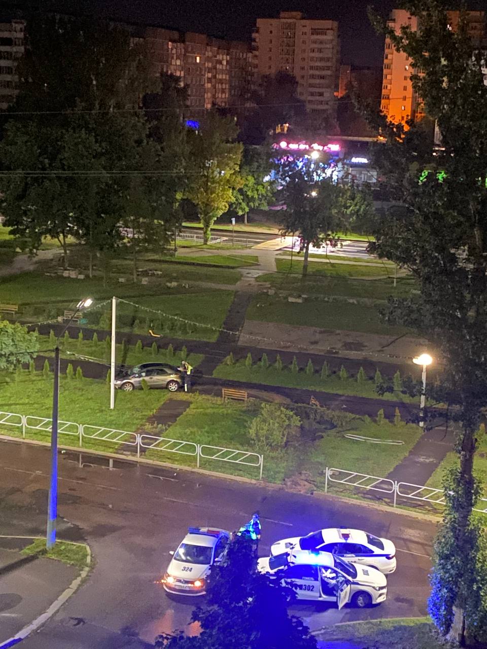 Водитель вылетел за ограждение в сквер в 5-м микрорайоне Гомеля