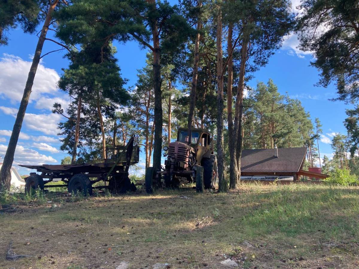 Старый трактор и прицеп в Гомеле, фото в стиле кантри