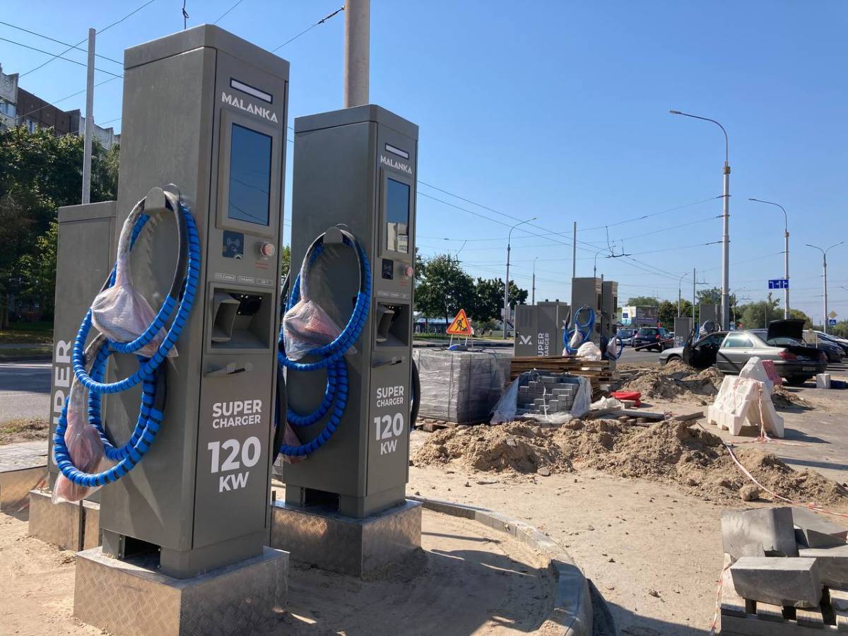 Станция Malanka Super Charger 120 kW на улице Свиридова в Гомеле