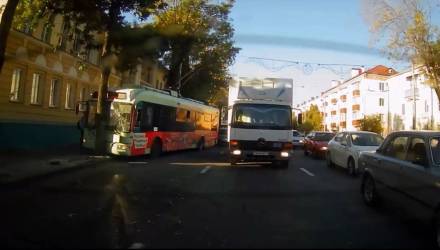Троллейбус врезался в дерево на Интернациональной в Гомеле