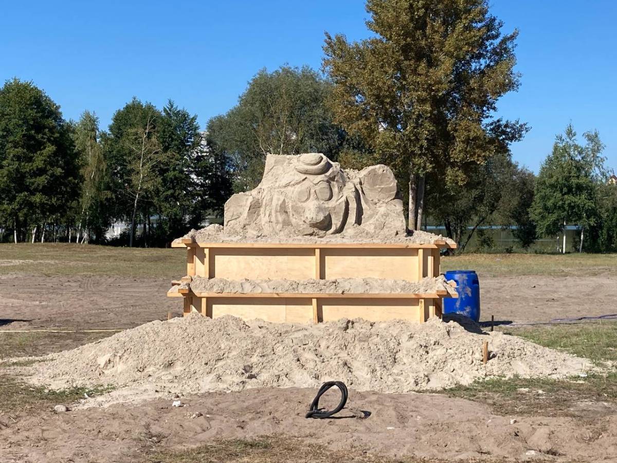 В Гомеле создают трёхметровые песчаные скульптуры