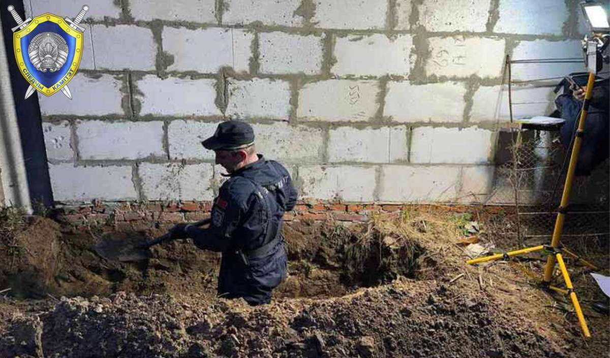 Следственно-оперативная группа работает на месте убийства в Гомельском районе