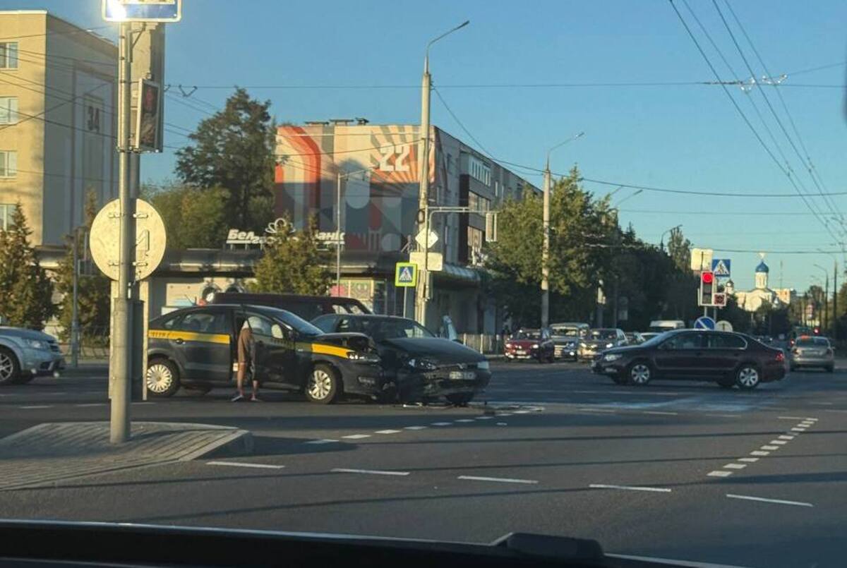 Авария на проспекте Октября возле остановки ОАО Татьяна в Гомеле