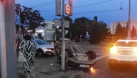 ДТП в Гомеле — автомобиль перевернулся на крышу на проспекте Речицком возле ТЦ Мандарин