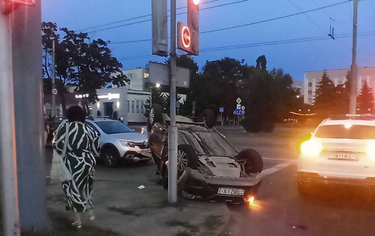 ДТП в Гомеле — автомобиль перевернулся на крышу на проспекте Речицком возле ТЦ Мандарин