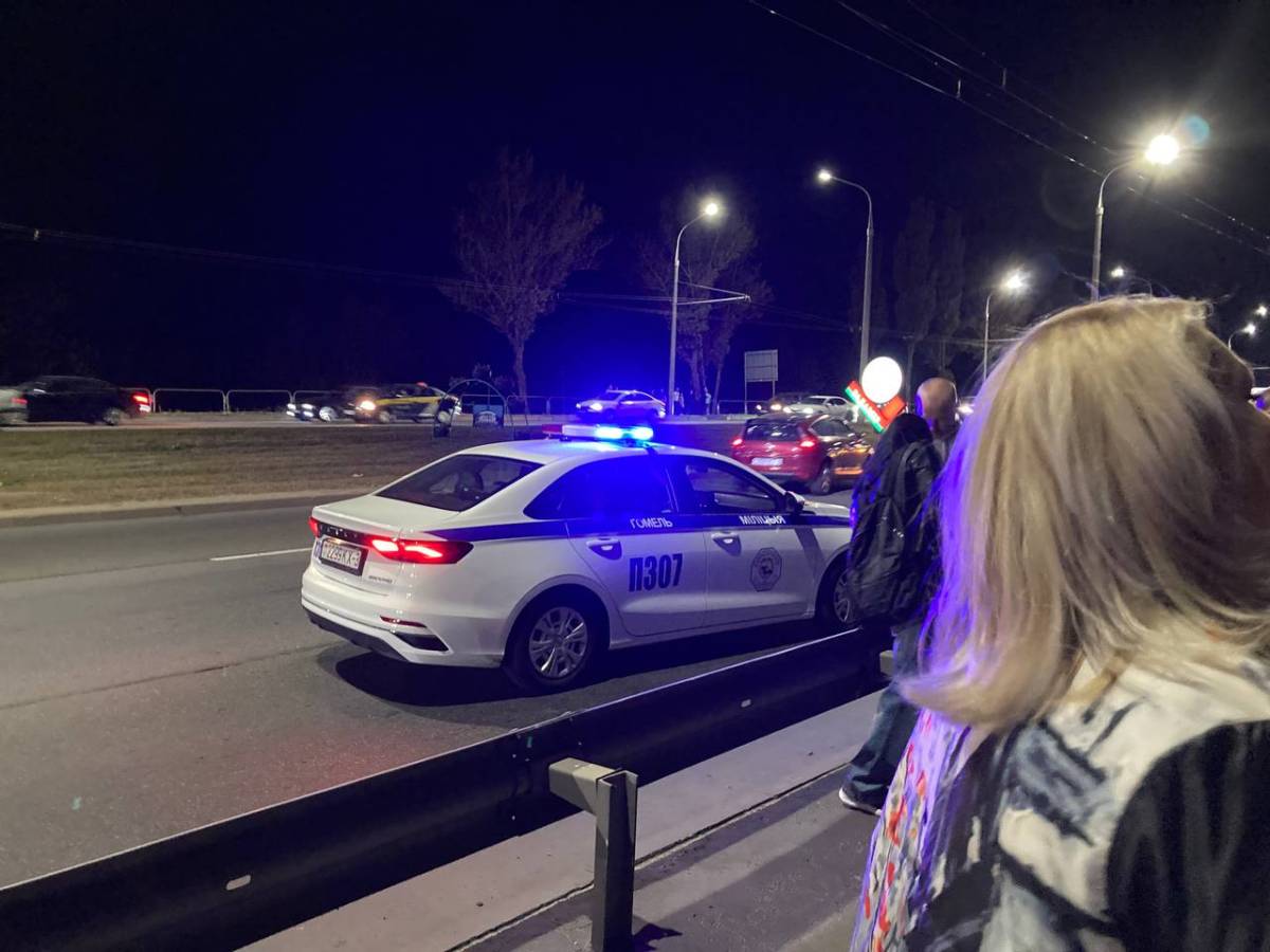 ГАИ регулирует движение на Новобелицком мосту во время шоу