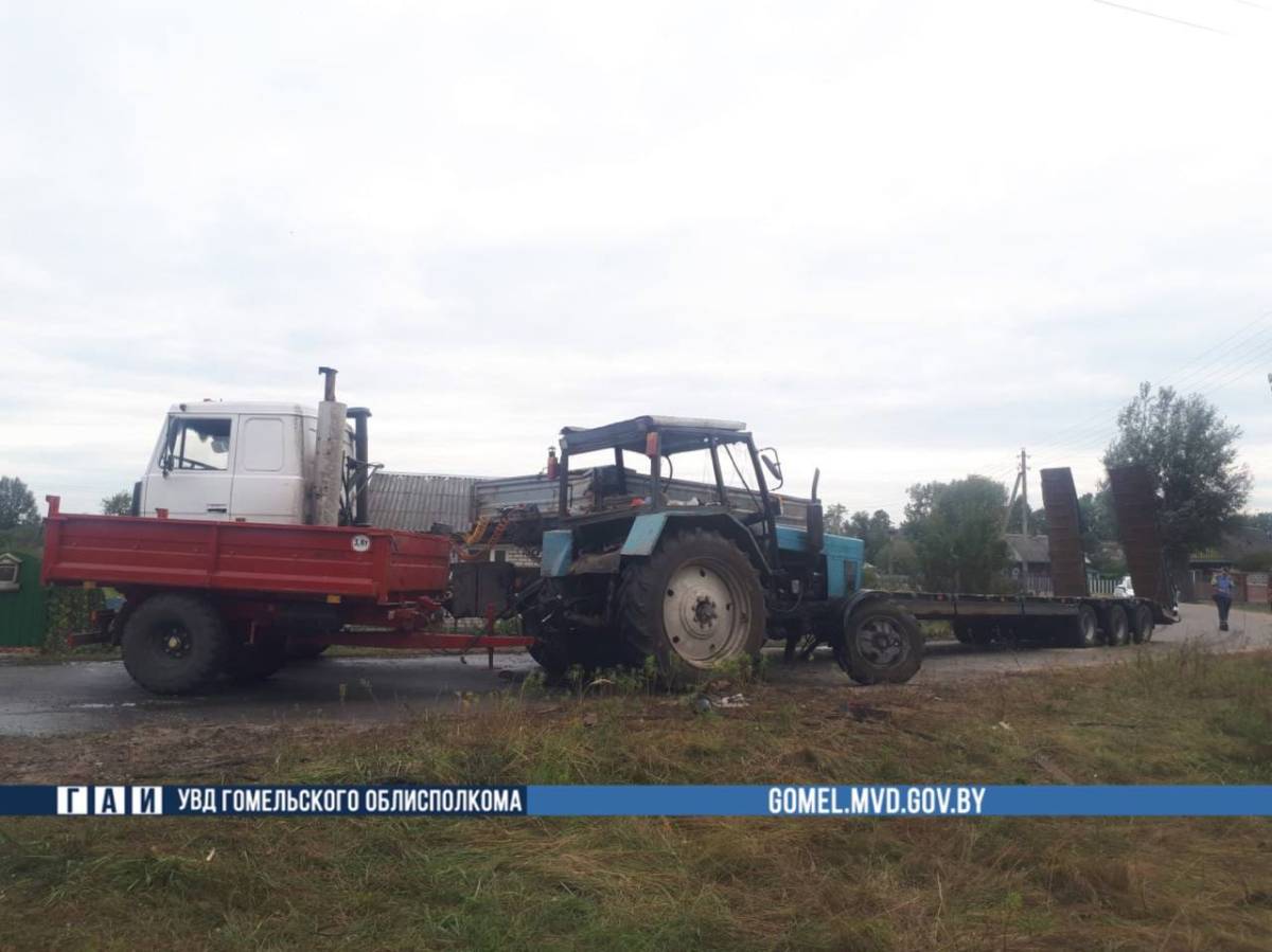 водитель автомобиля МАЗ с полуприцепом не справился с управлением и столкнулся с трактором Беларус