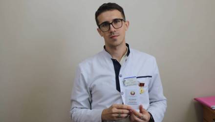 Как стать донором. Врач слает кровь