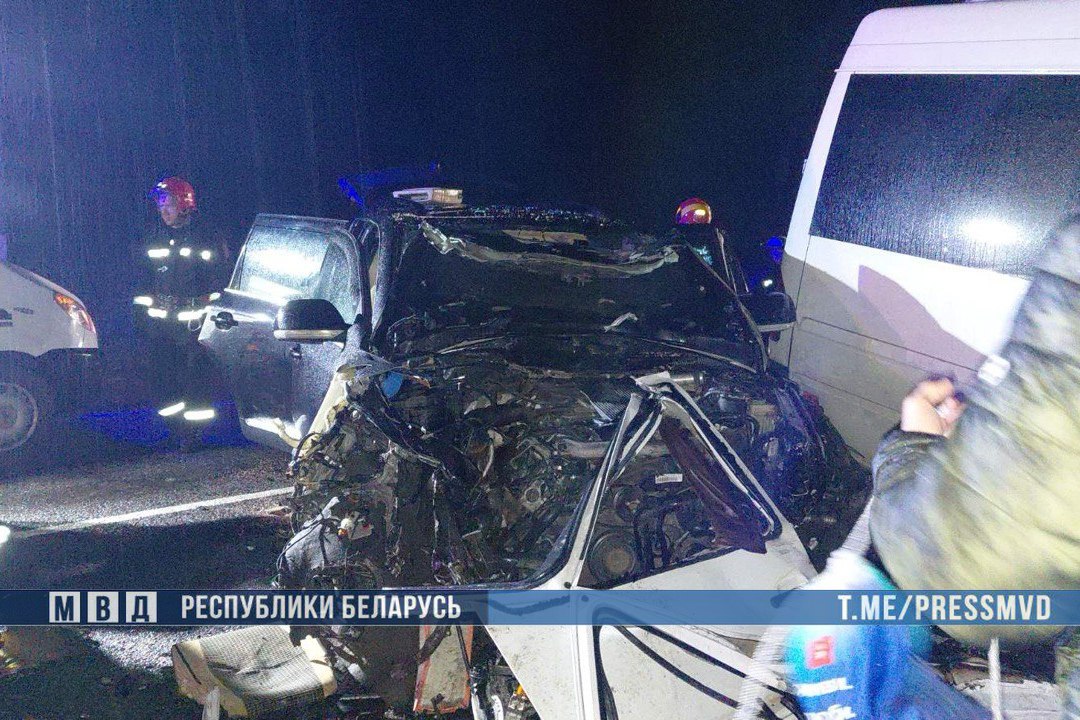 лобовое столкновение микроавтобуса Mercedes и внедорожника Volkswagen.