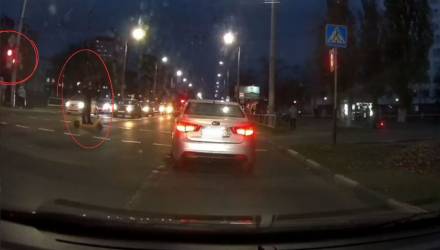 На красный и без спешивания: в Гомеле на видео попал нарушитель на самокате