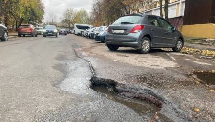 Яма ужасающих размеров в центре Гомеля: водитель едва избежал беды