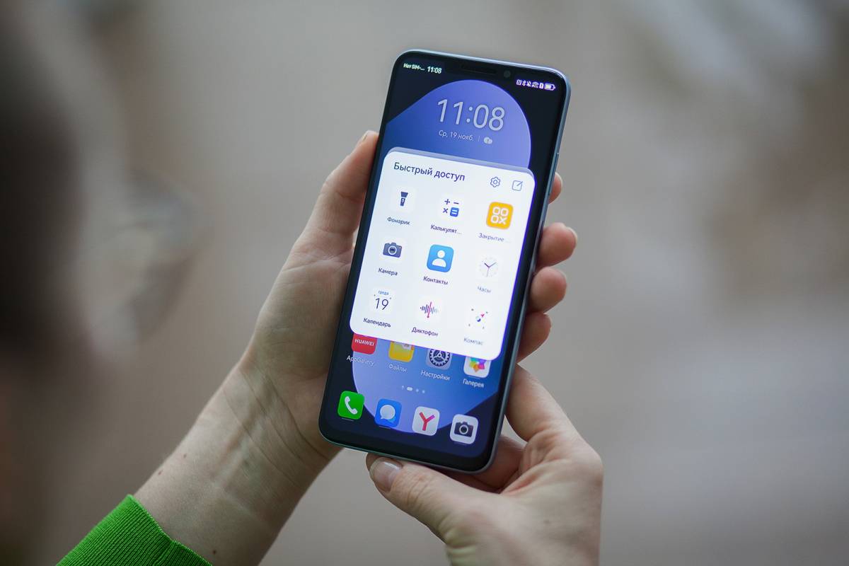 Смартфон Huawei nova 14i оснащен безрамочным 6,95-дюймовым Huawei FullView экраном с разрешением 2376×1080 точек.