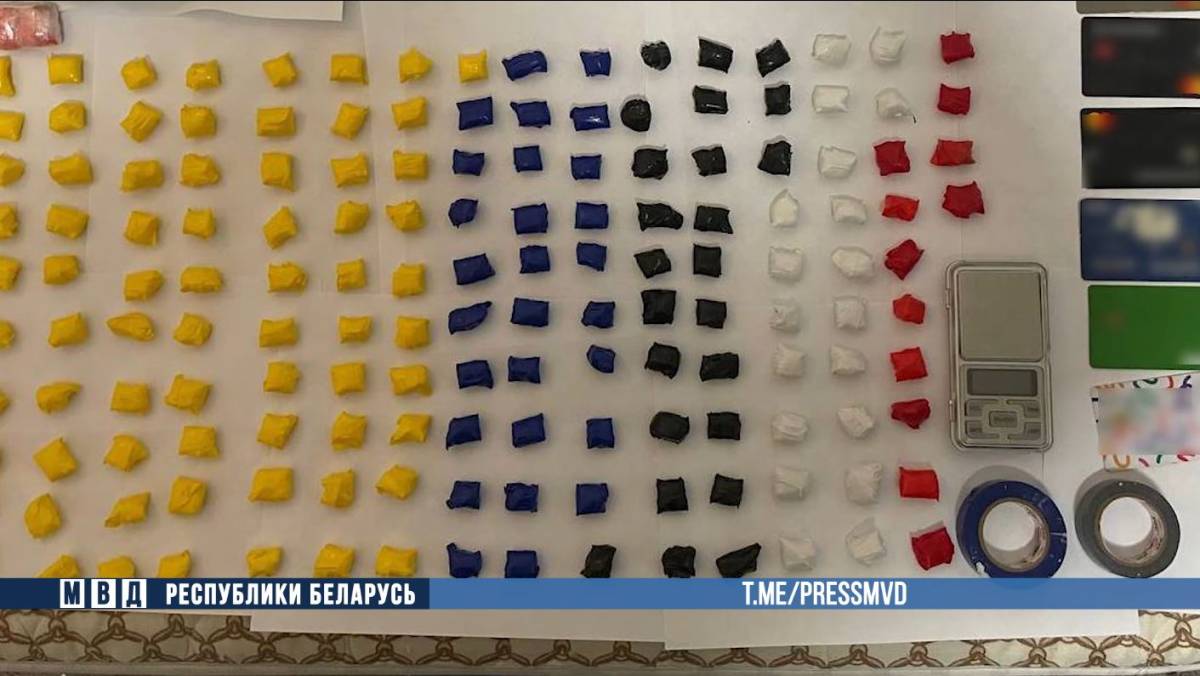 Во время обыска в гостиничном номере фигуранта сотрудники наркоконтроля обнаружили около двух килограммов особо опасного психотропного вещества 4-СМС.