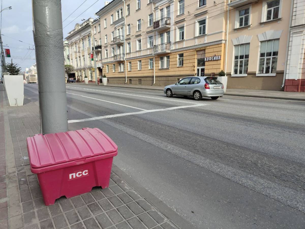 В Гомеле Специалисты установили дополнительные контейнеры с песчано-соляной смесью