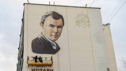 Герой оживает на фасаде в Гомеле: новый мурал в городе