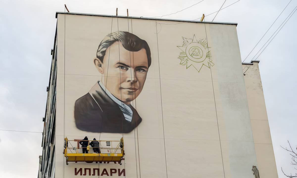 Герой оживает на фасаде в Гомеле: новый мурал в городе