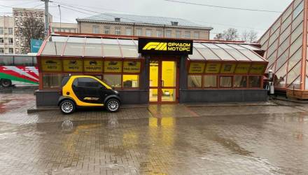 Необычная реклама у нового универмага в Гомеле удивила горожан