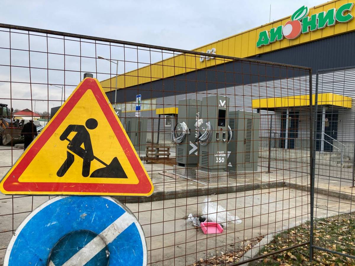 В Гомеле монтируют первую супербыструю зарядку для электромобилей