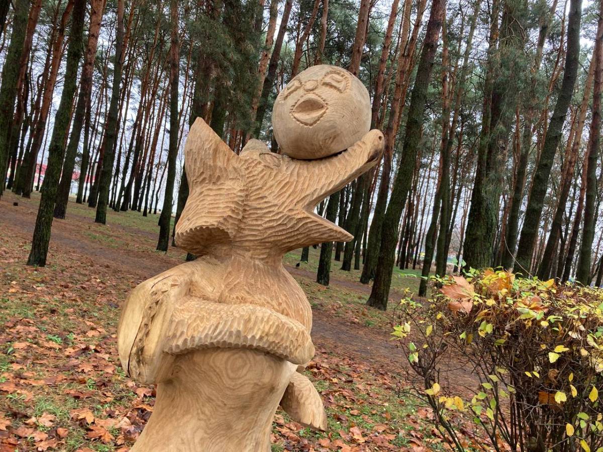 деревянные скульптуры в парке Фестивальном 