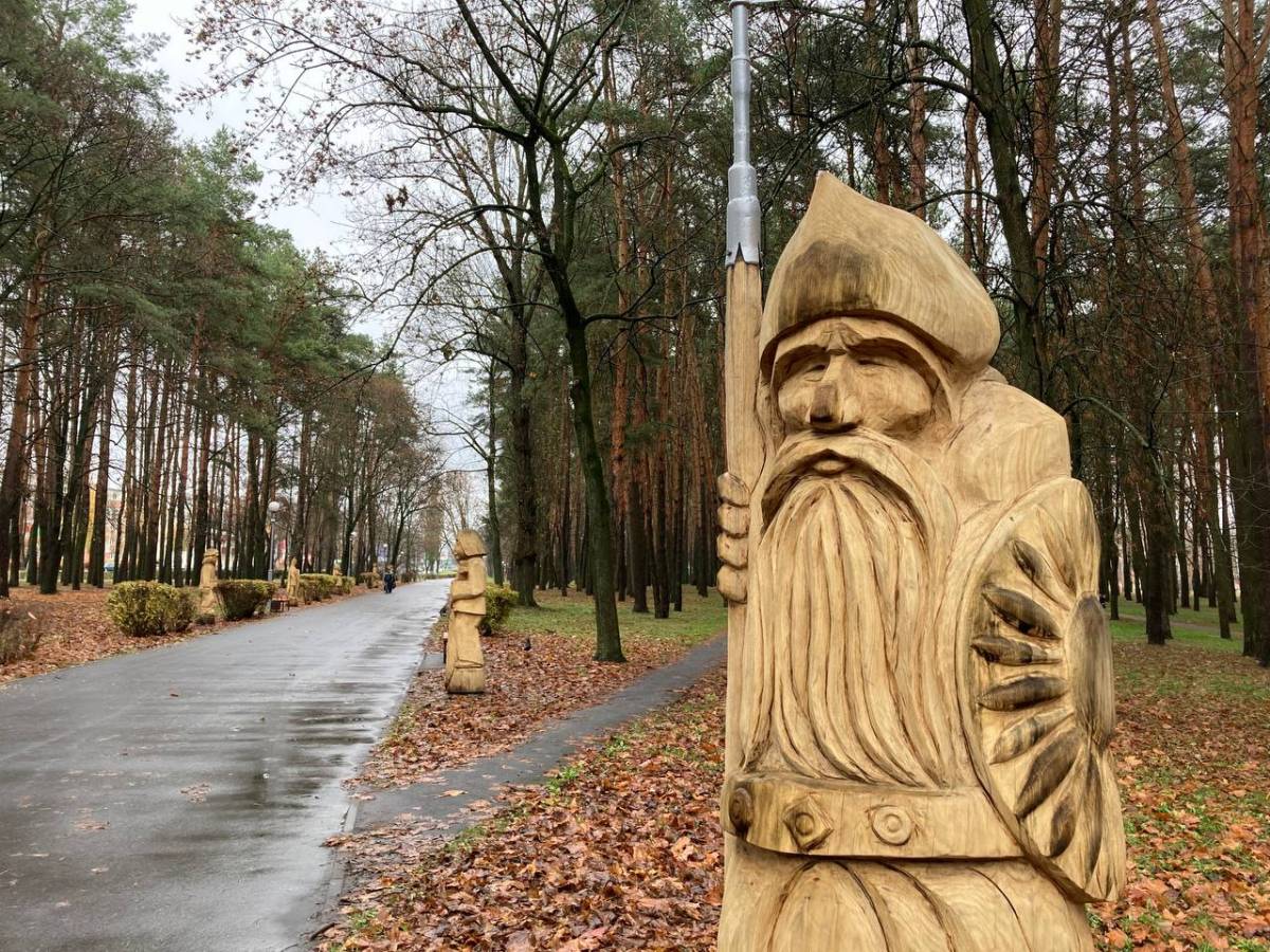 Золотая осень в парке Фестивальный, Гомель: сосны, белки, скульптуры