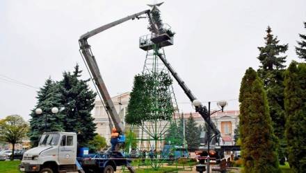 В Гомеле начали устанавливать новогодние ёлки: первая — на Привокзальной площади