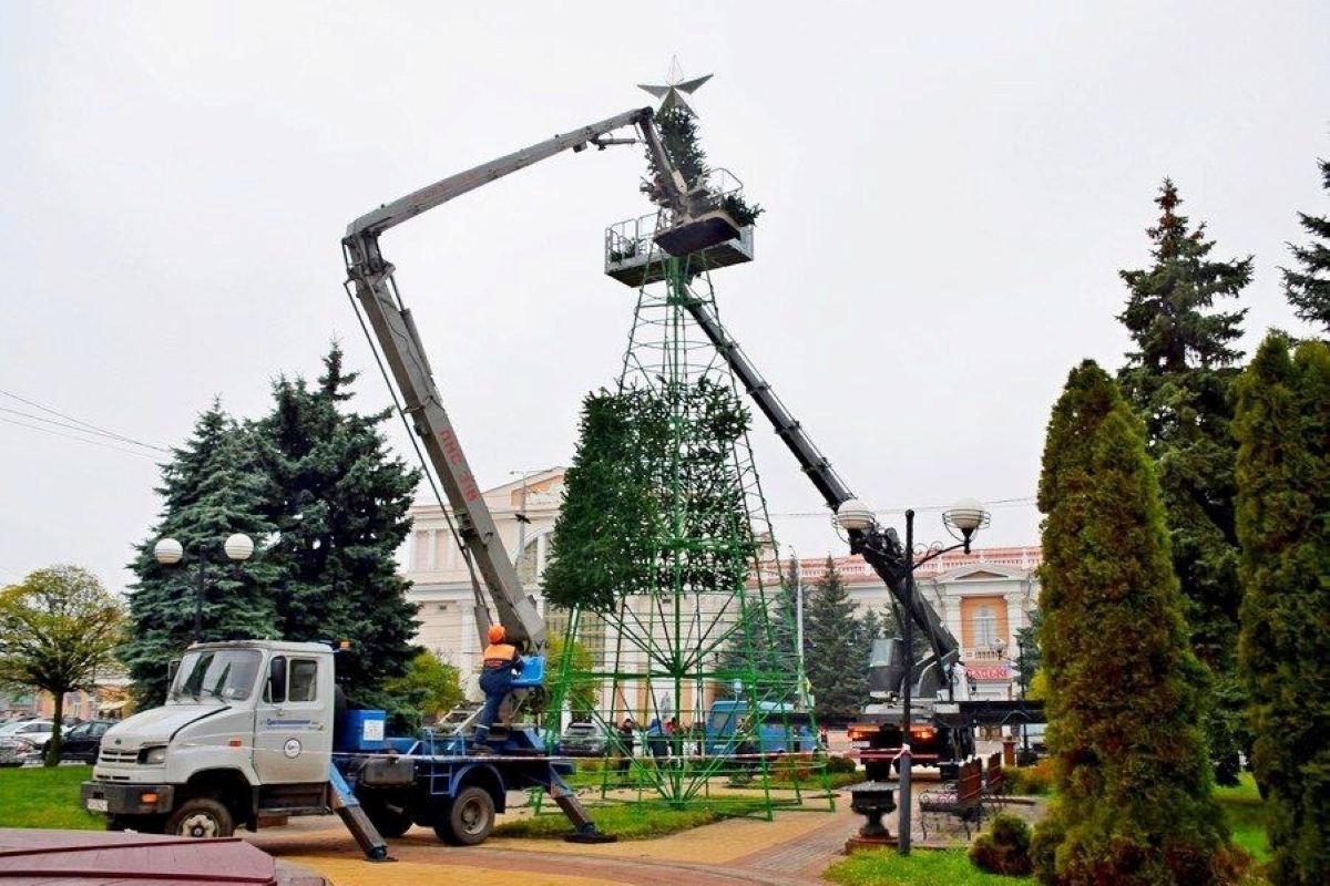 В Гомеле начали устанавливать новогодние ёлки: первая — на Привокзальной площади