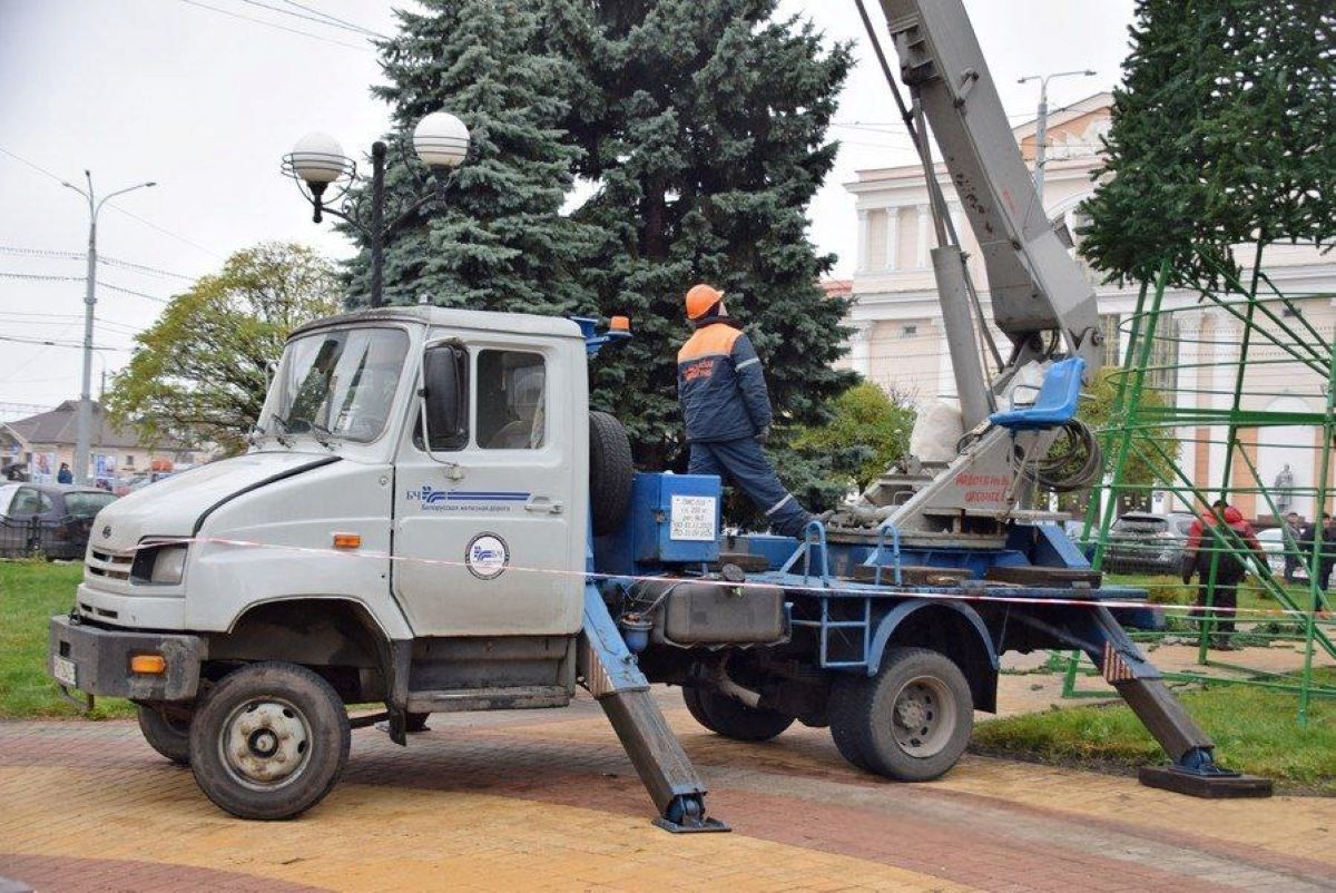 В Гомеле начали устанавливать новогодние ёлки: первая — на Привокзальной площади