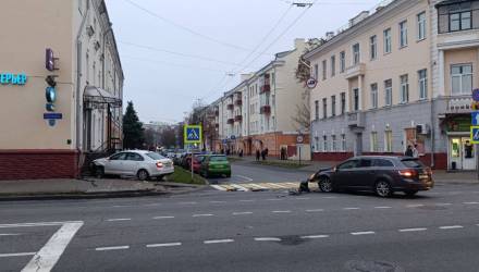 ДТП в центре Гомеля: автомобиль вылетел на тротуар и задел вход в магазин