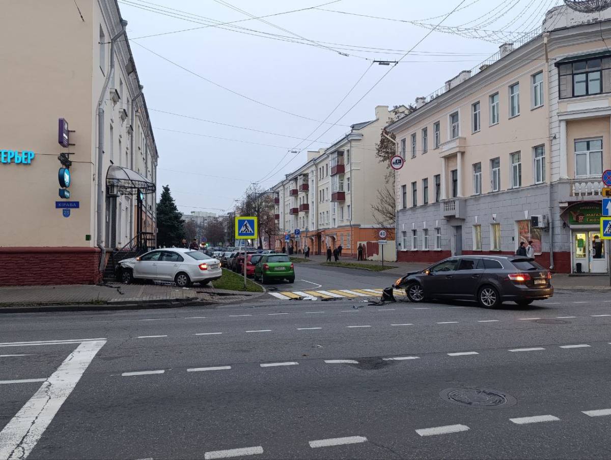 ДТП в центре Гомеля: автомобиль вылетел на тротуар и задел вход в магазин