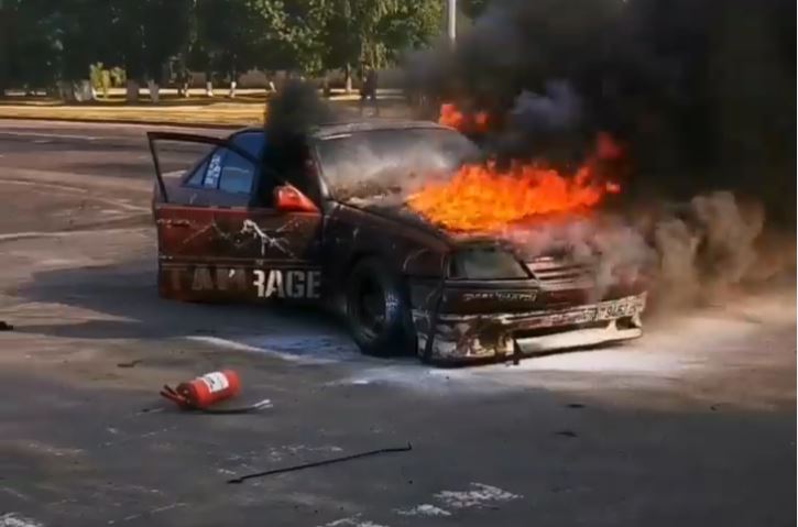 Opel Omega сгорела на Барыкина в Гомеле