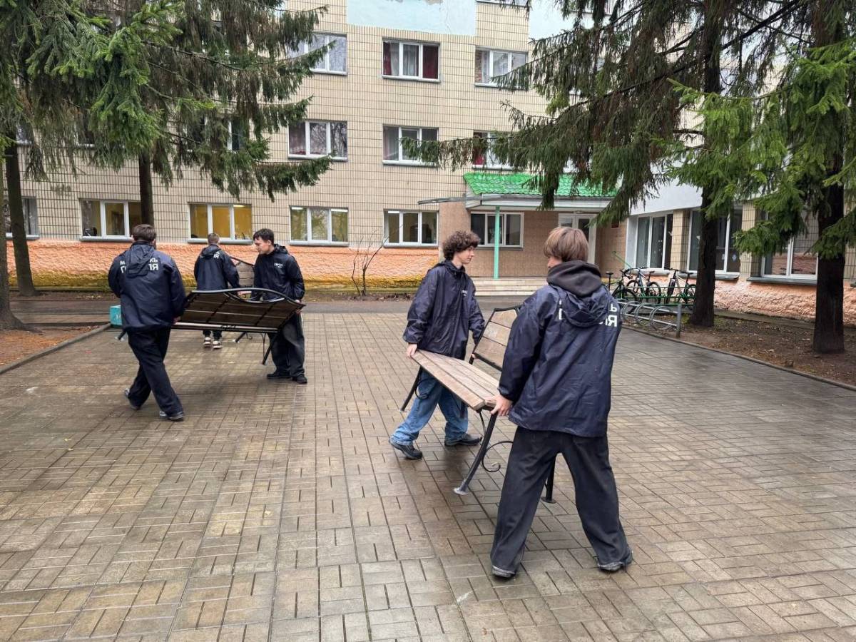В Гомеле установили имиджевые «скамейки добра» от БРСМ