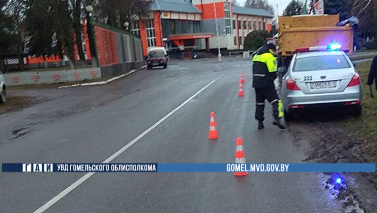 Пешеход была не обозначена световозвращающими элементами, двигалась в тёмное время суток.