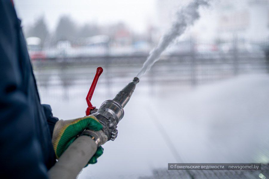 как заливают каток в Гомеле