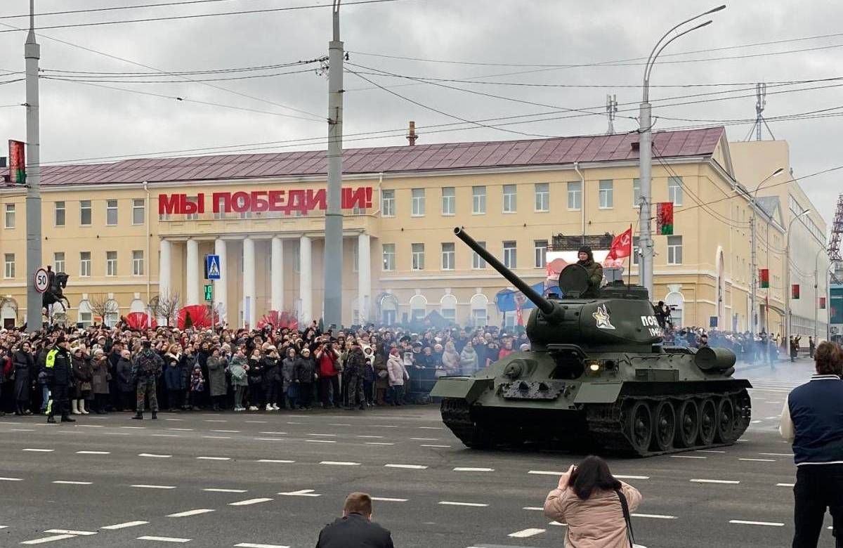 День освобождения в Гомеле: открытие памятника и парад