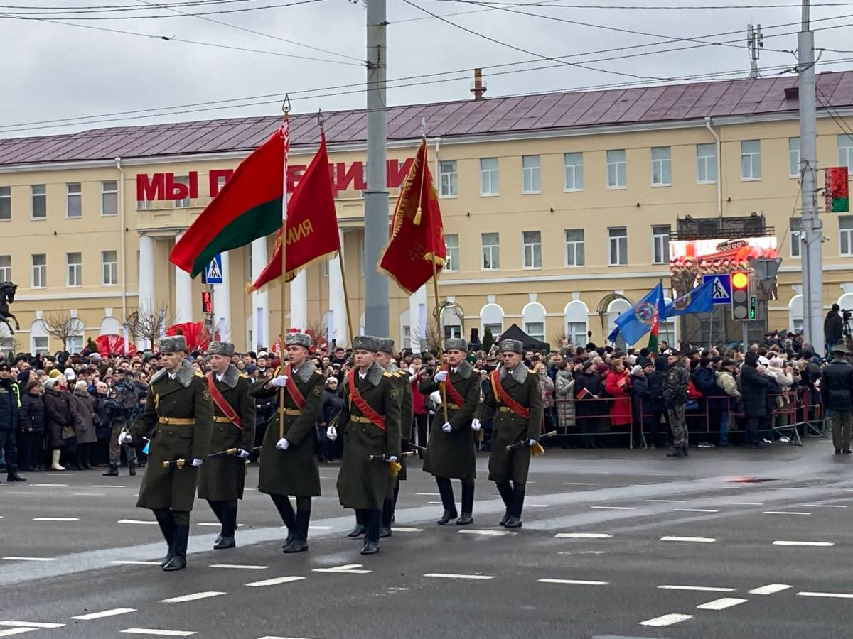 парад в Гомеле знамя