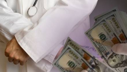 Экс-чиновницу Минздрава судят за взятку более 23 тысяч рублей