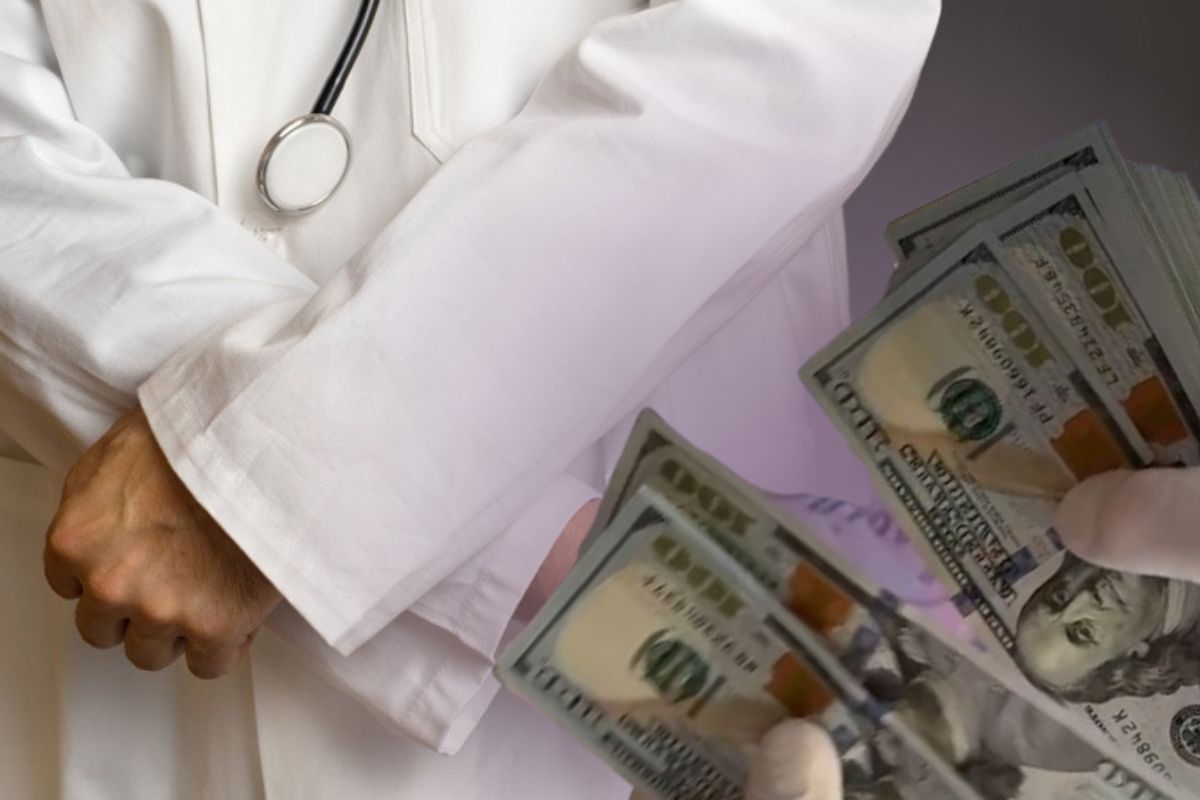 Экс-чиновницу Минздрава судят за взятку более 23 тысяч рублей по делу о госзакупках