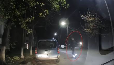 Самокатчик мчался по встречке на улице Киселева в Гомеле