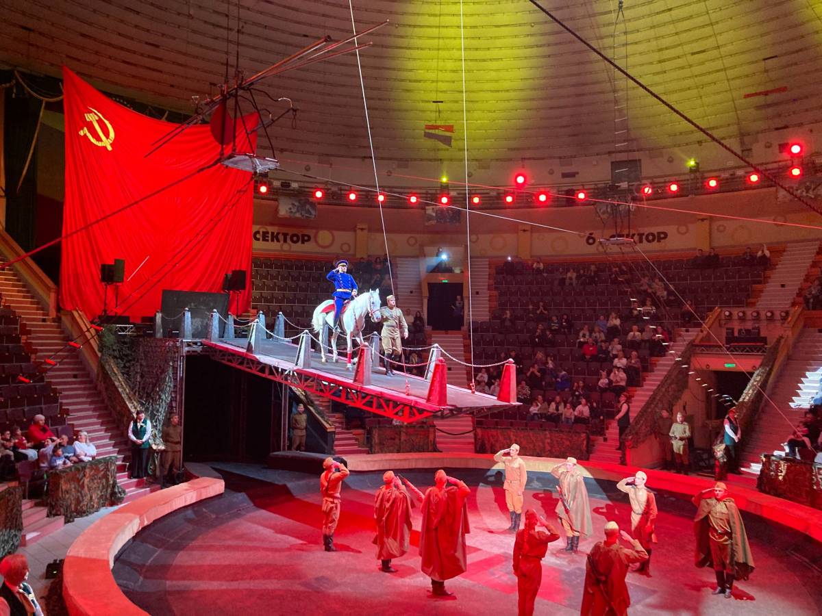 «Парад Великой Победы» в Гомеле: цирковое представление о подвиге народа