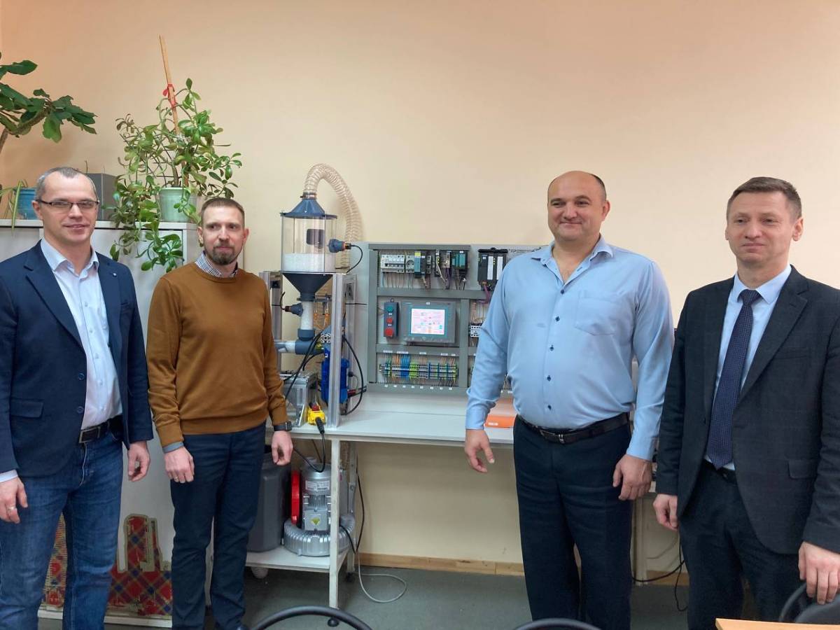 Совместно с ООО «Фрешпак Солюшенс» преподаватели разработали стенд, который полностью отражает реальную производственную линию завода.