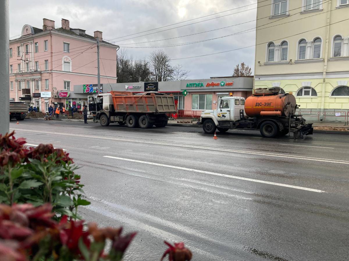 Параллельно бригады завершают модернизацию остановочного пункта «Цирк»: идут финальные работы по установке дорожных знаков и наведению порядка на прилегающей территории.