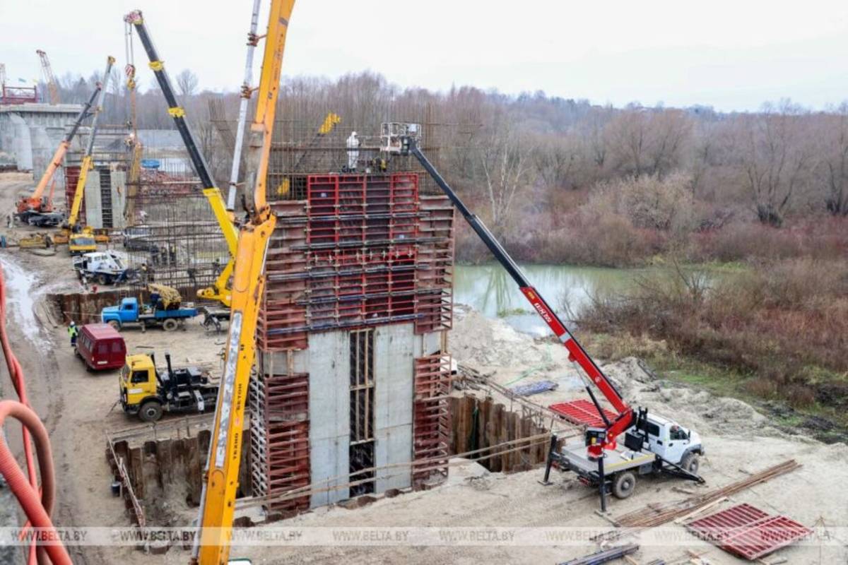 Строители уже приступили к монтажу пролетных балок мост Ветка