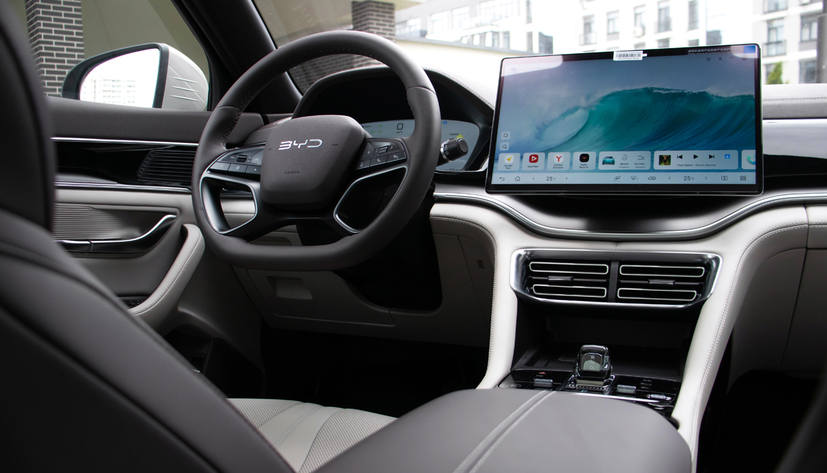 Особый интерес представляет популярный кроссовер BYD Song Plus EV Flagship 2025