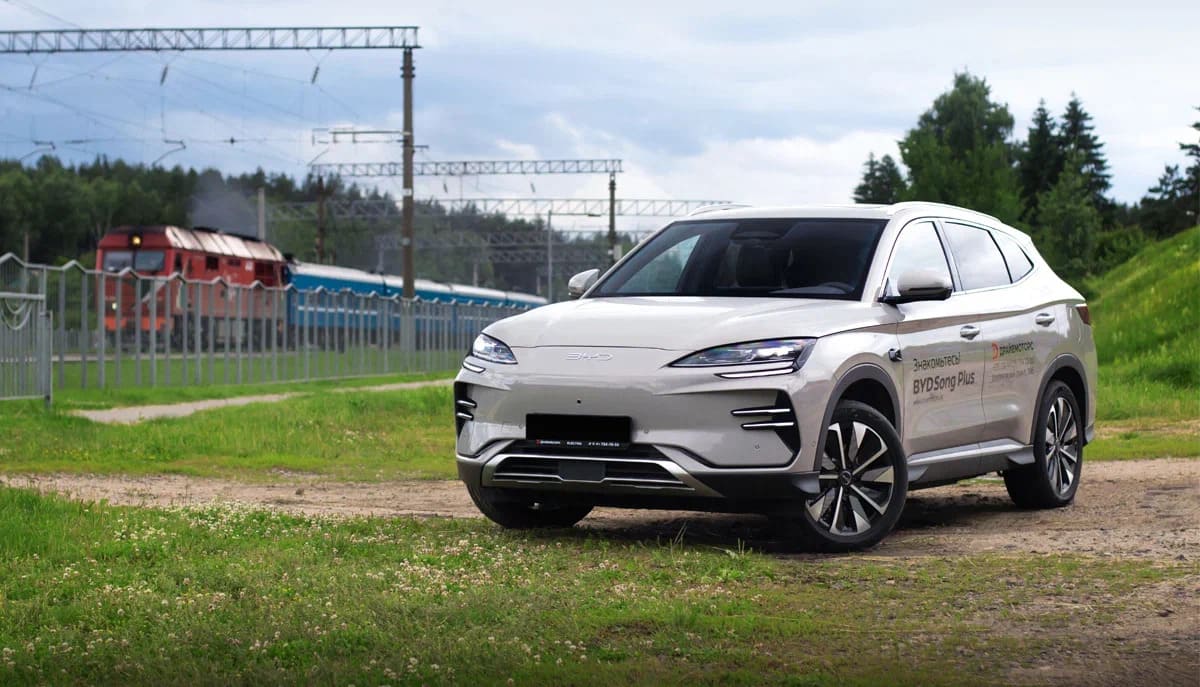 Гомельчанам по суперценам распродают «китайские порше» и другие кроссоверы