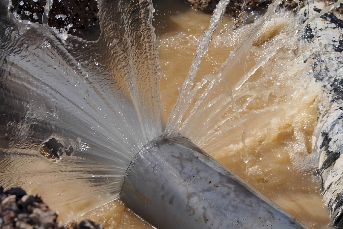 В Гомеле на Рощинской и Космонавтов временно нет воды из‑за порыва